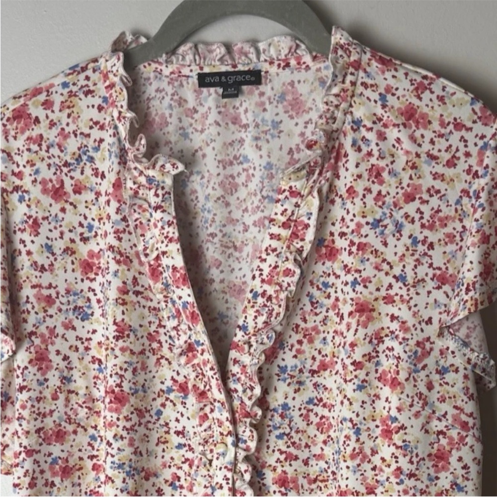 Ava & Grace Blouse Size Medium Top Floral Short Sleeves Ruffles Button Up - Picture 3 of 7